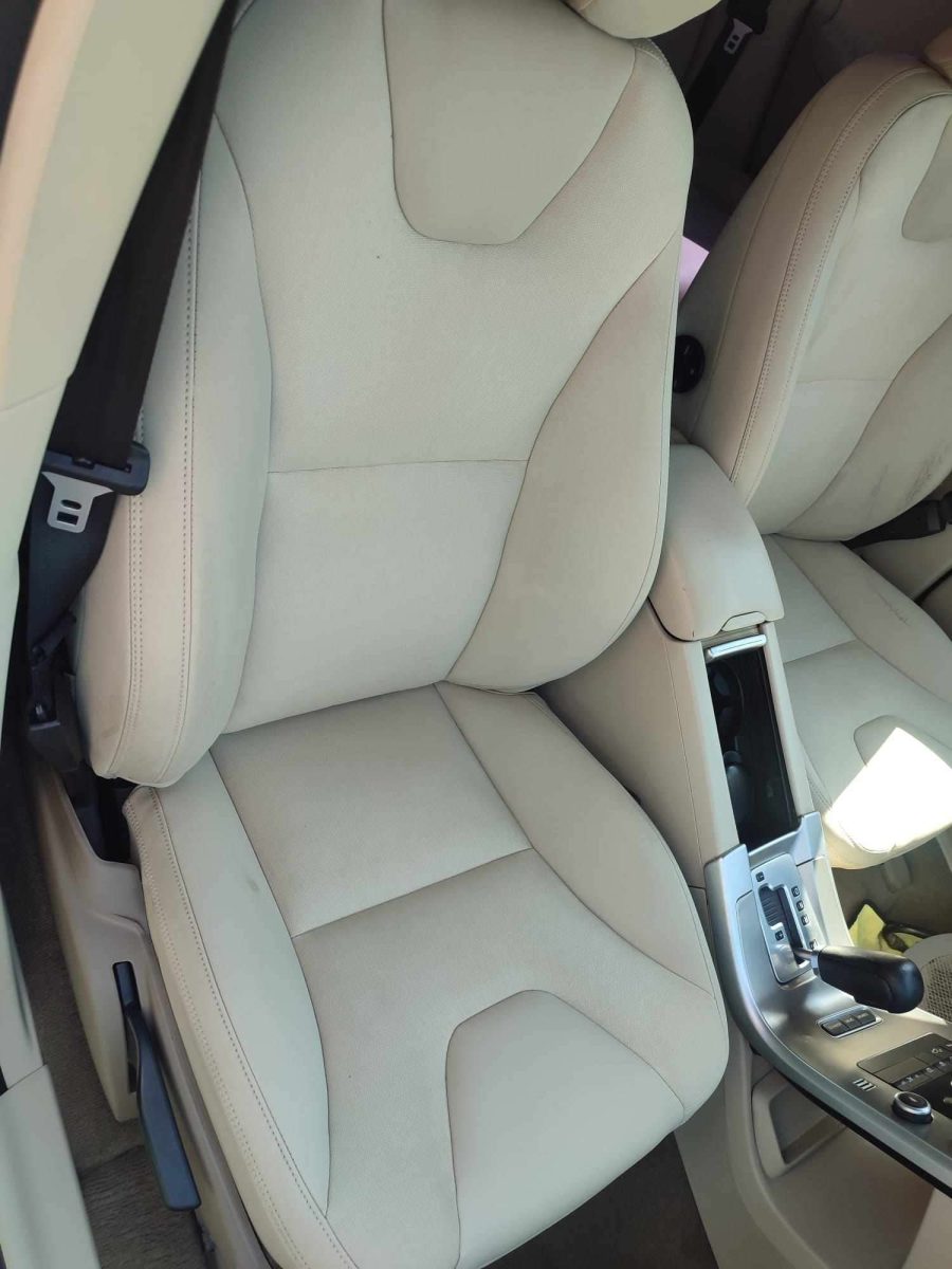 curatare scaune piele tapiterie interior auto spalatorie