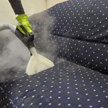 in timpul curatarii cu aburi a unei canapele in oradea cleanspot